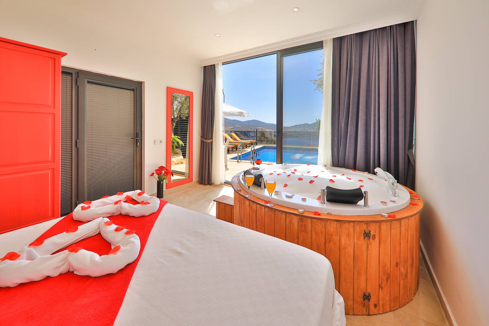 Kaş Kalkan'da Muhteşem Deniz Manzaralı, Özel Havuzlu, Jakuzili Balayı Villası