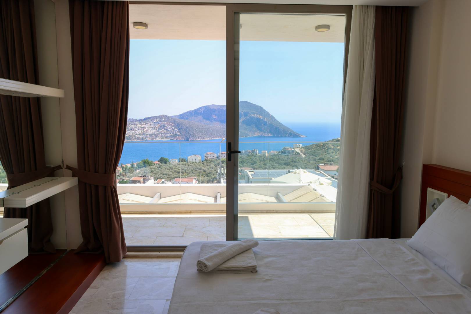 Kaş Kalkan'da Muhteşem Deniz Manzaralı, Özel Havuzlu, Konforlu Villa