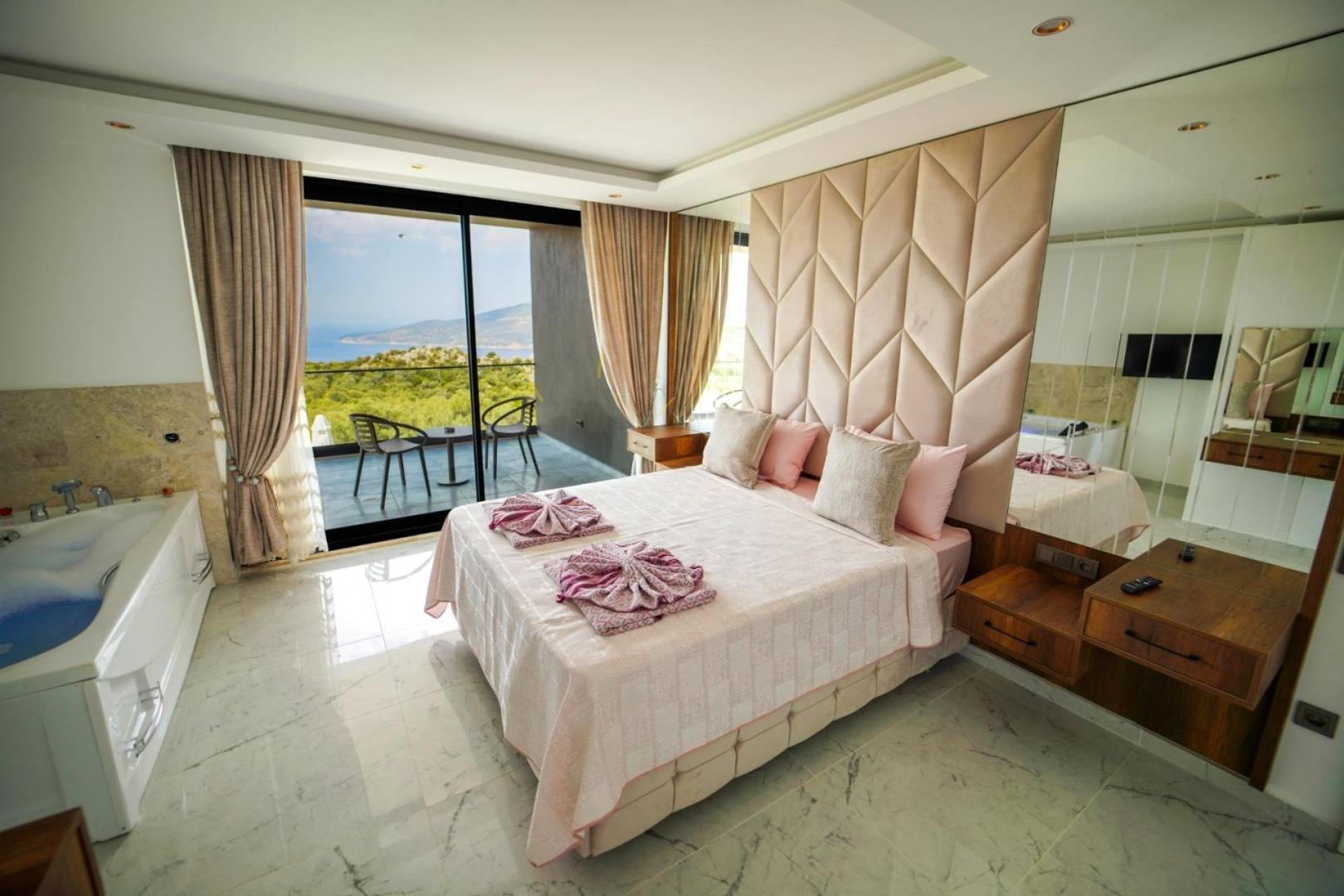 Kaş Kalkan'da Nefes Kesen Deniz Manzaralı, Özel Havuzlu, 3+1 Villa