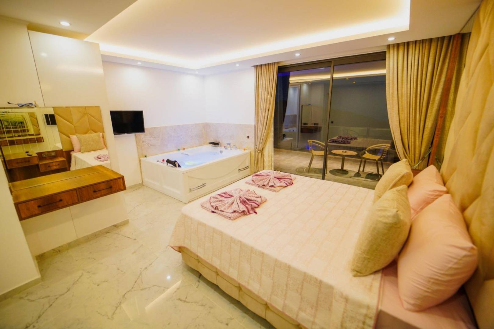 Kaş Kalkan'da Nefes Kesen Deniz Manzaralı, Özel Havuzlu, 3+1 Villa