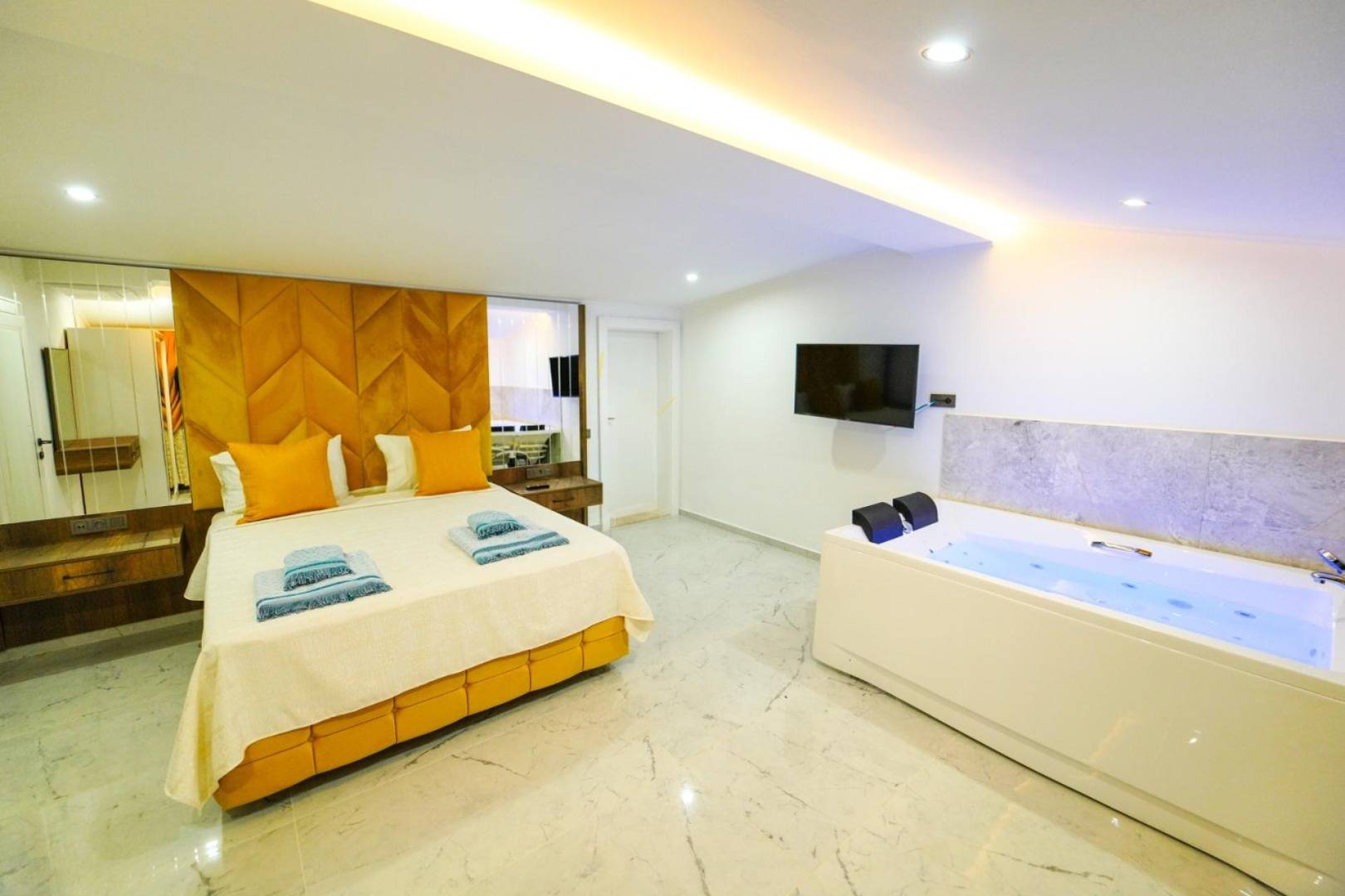 Kaş Kalkan'da Nefes Kesen Deniz Manzaralı, Özel Havuzlu, 3+1 Villa