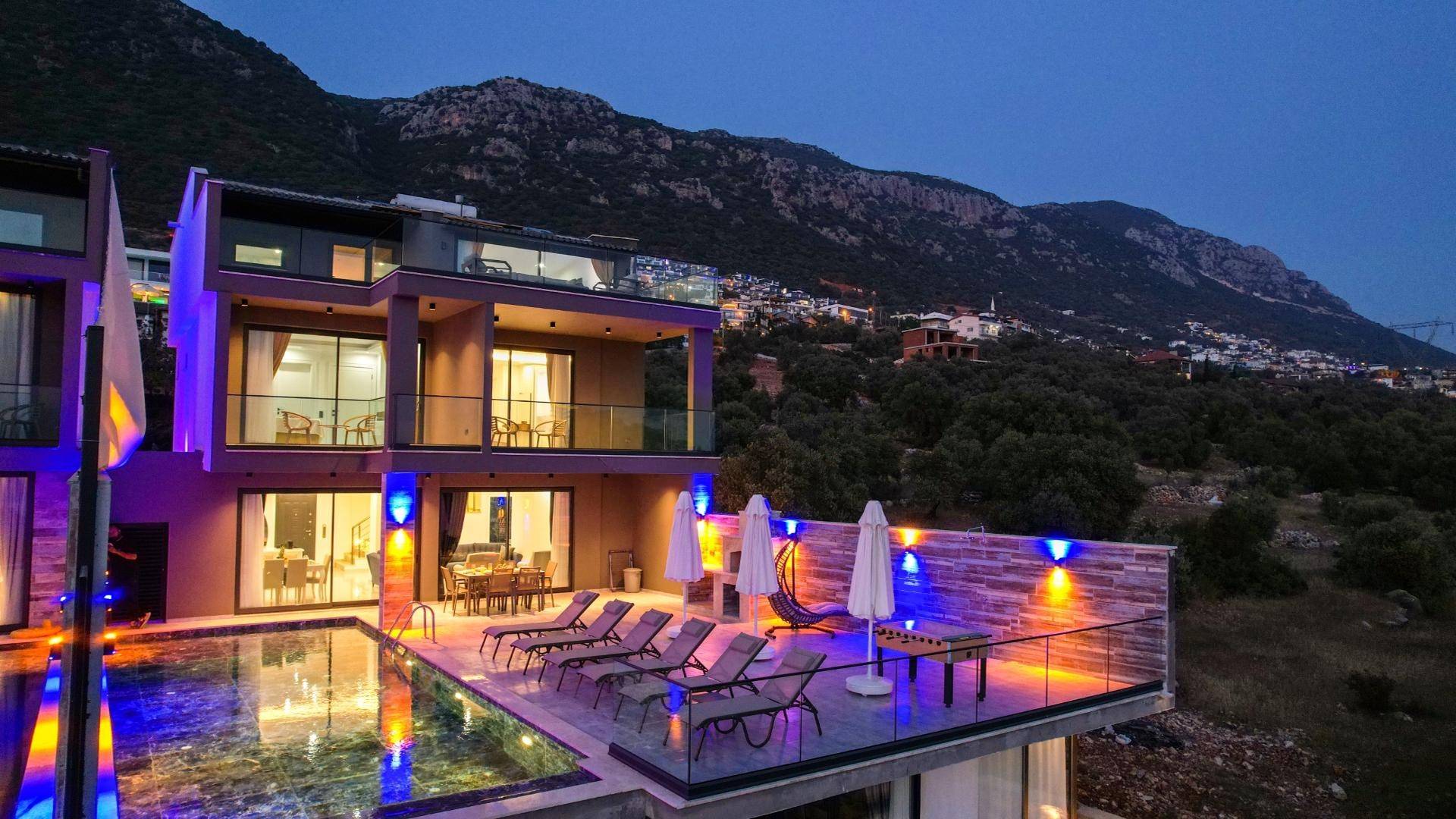 Kaş Kalkan'da Nefes Kesen Deniz Manzaralı, Özel Havuzlu, 3+1 Villa