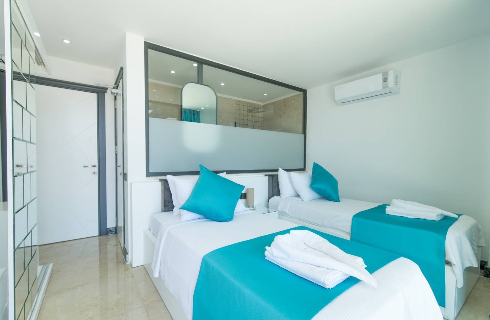 Kaş Kalkan'da Seyrine Doyulmaz Deniz Manzaralı, Özel Havuzlu, Lüks Villa