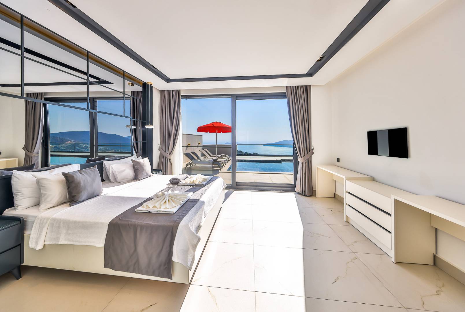 Kaş Kördere'de Enfes Deniz Manzaralı, Özel Havuzlu, Olanaklı Villa