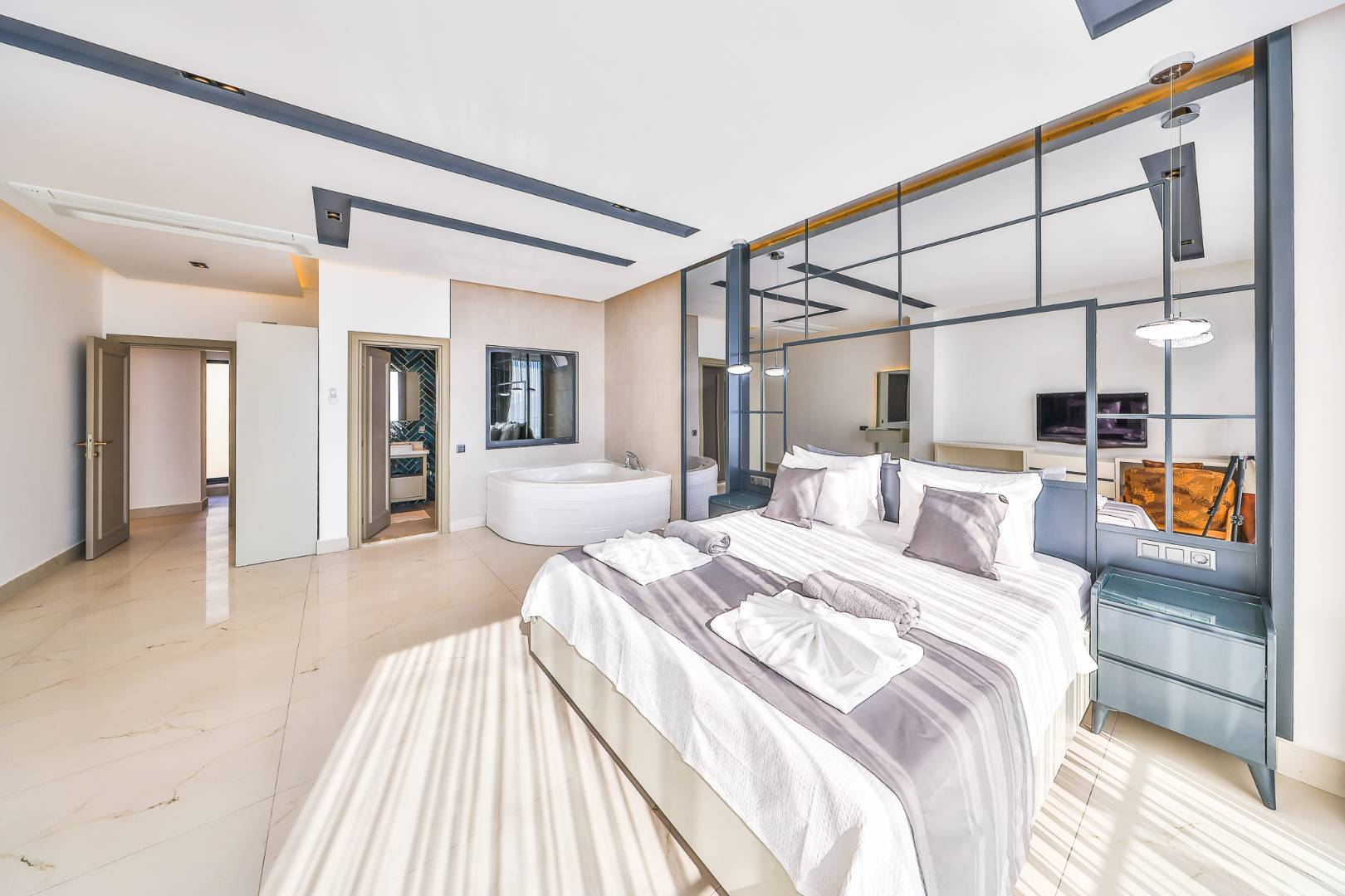 Kaş Kördere'de Enfes Deniz Manzaralı, Özel Havuzlu, Olanaklı Villa