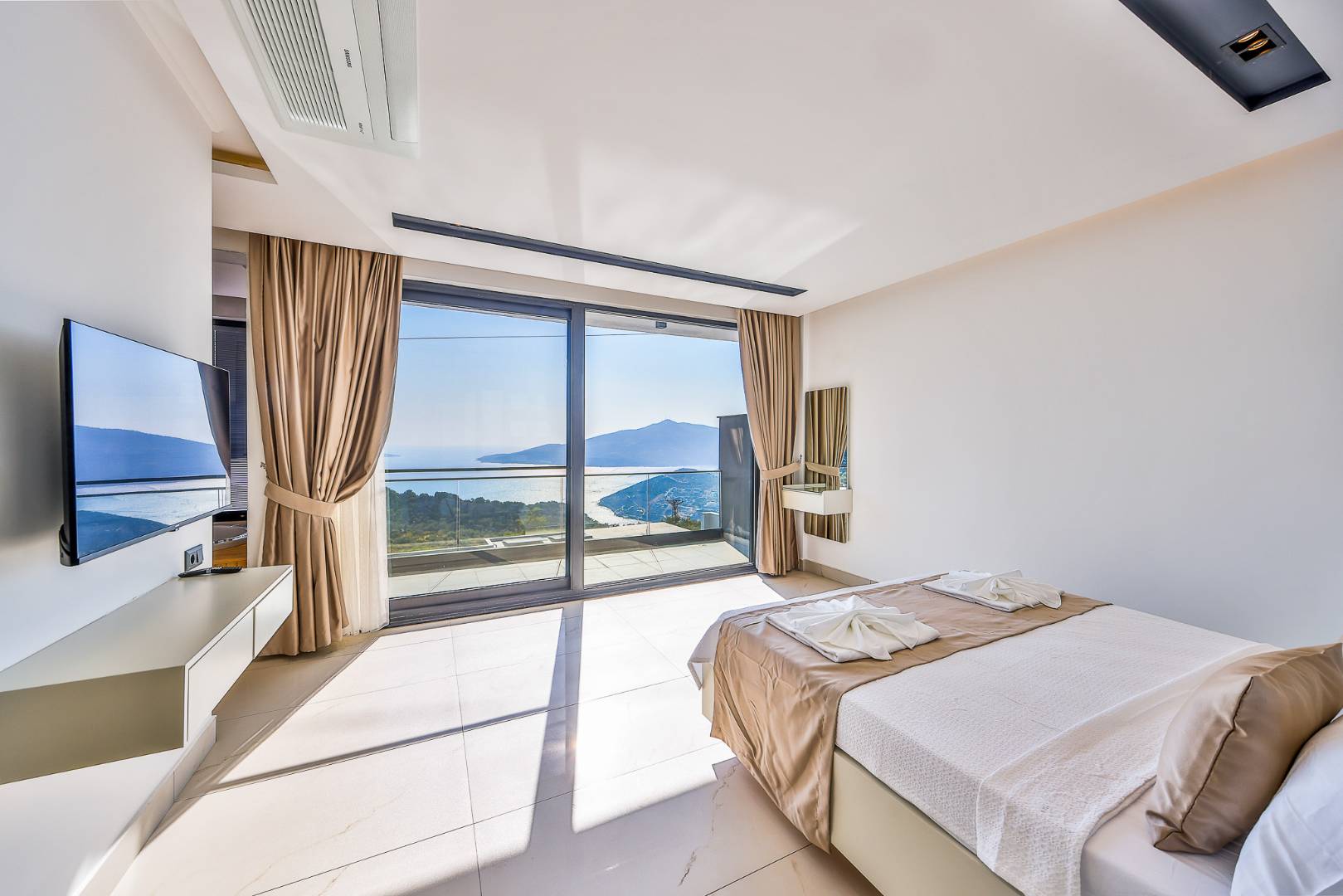 Kaş Kördere'de Enfes Deniz Manzaralı, Özel Havuzlu, Olanaklı Villa
