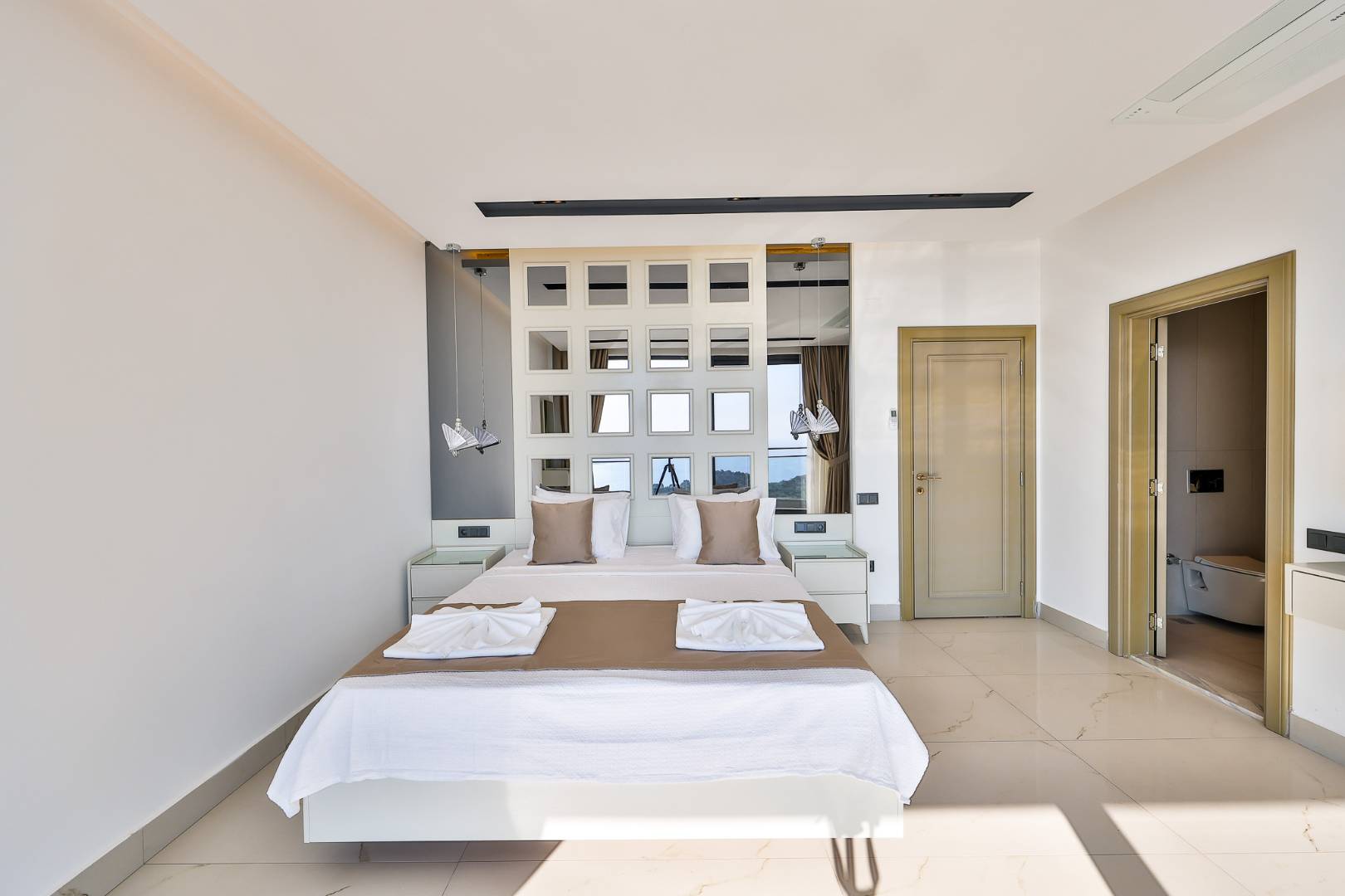Kaş Kördere'de Enfes Deniz Manzaralı, Özel Havuzlu, Olanaklı Villa