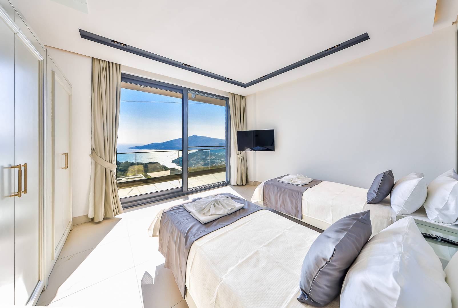 Kaş Kördere'de Enfes Deniz Manzaralı, Özel Havuzlu, Olanaklı Villa