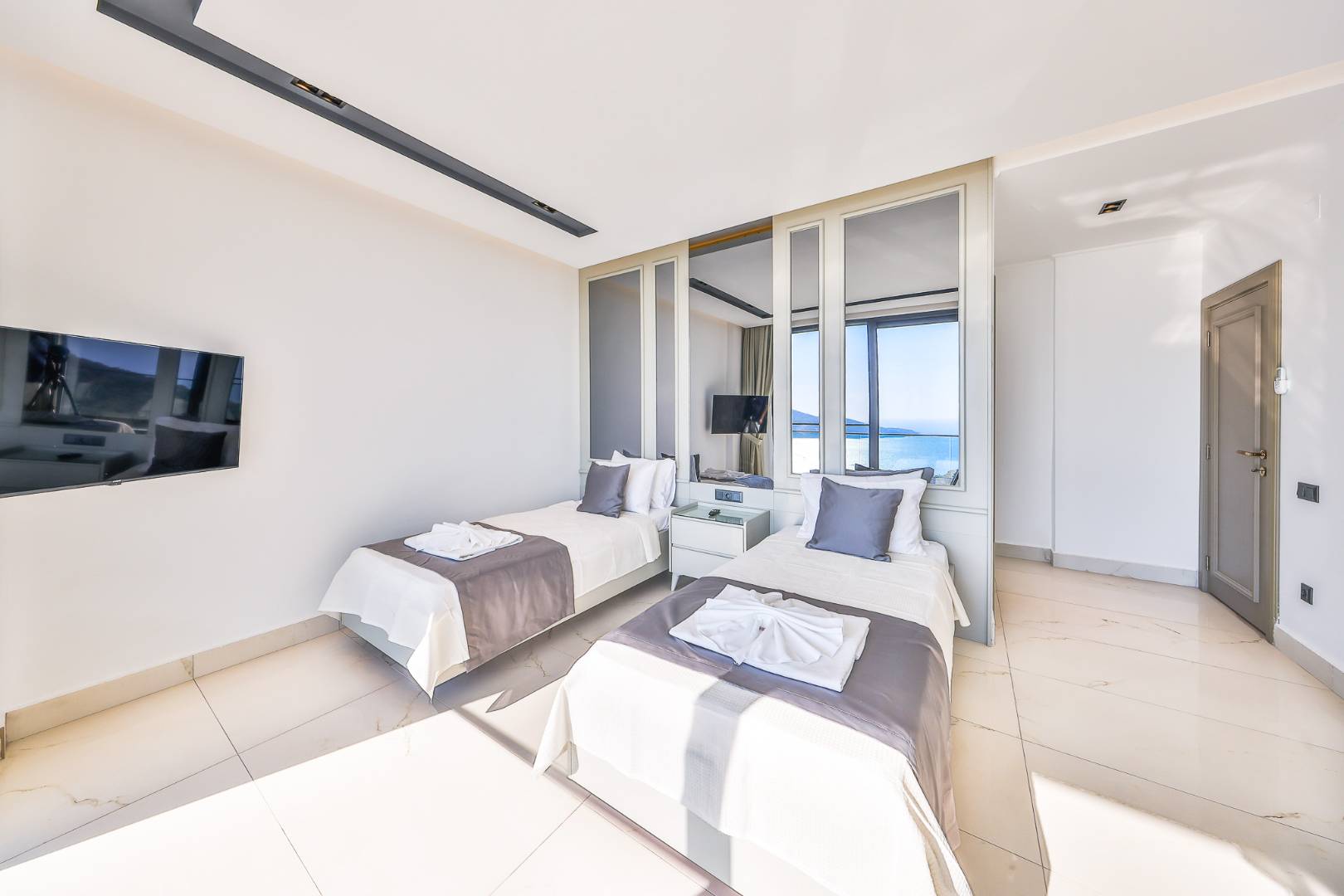 Kaş Kördere'de Enfes Deniz Manzaralı, Özel Havuzlu, Olanaklı Villa