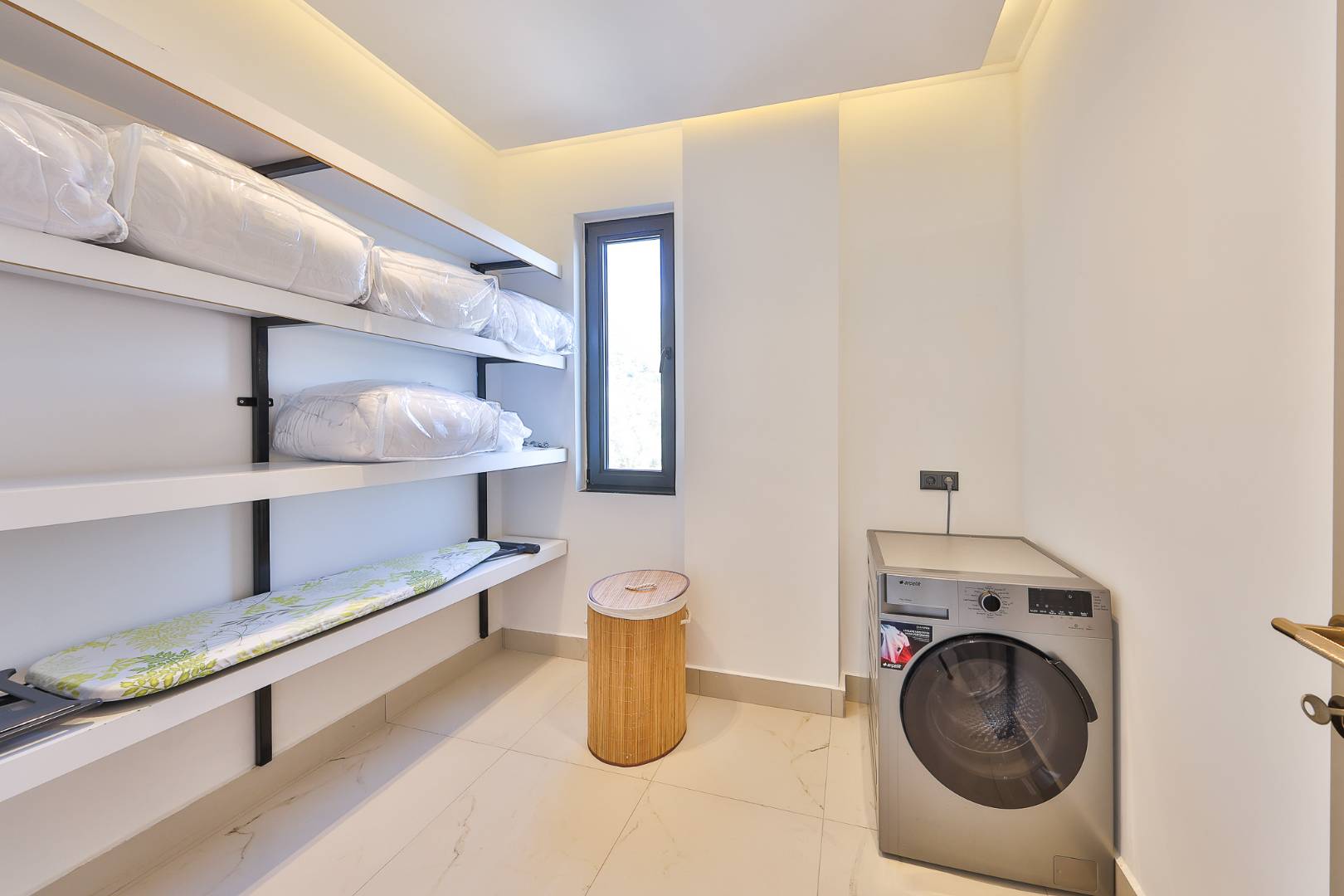 Kaş Kördere'de Enfes Deniz Manzaralı, Özel Havuzlu, Olanaklı Villa