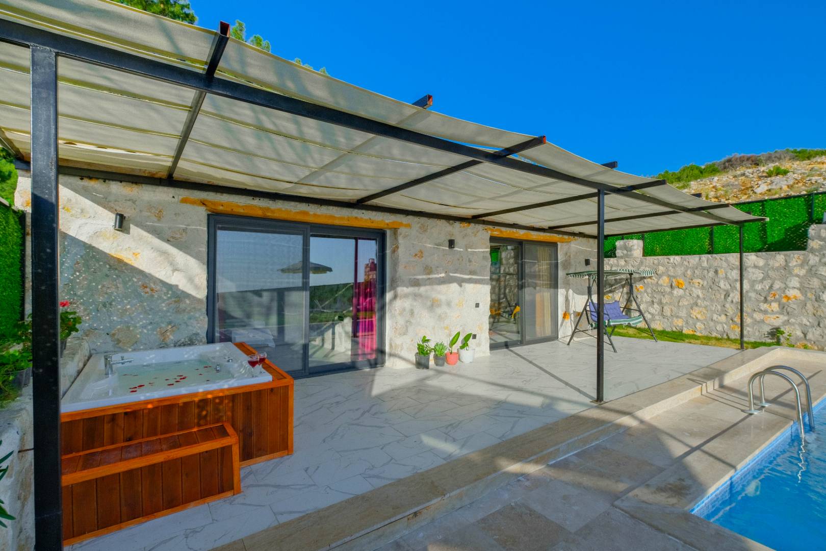 Kaş Ova'da Doğa İle İç İçe, Özel Havuzlu, Korunaklı Villa