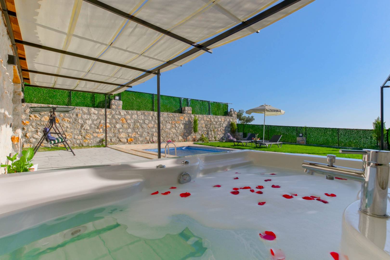 Kaş Ova'da Doğa İle İç İçe, Özel Havuzlu, Korunaklı Villa