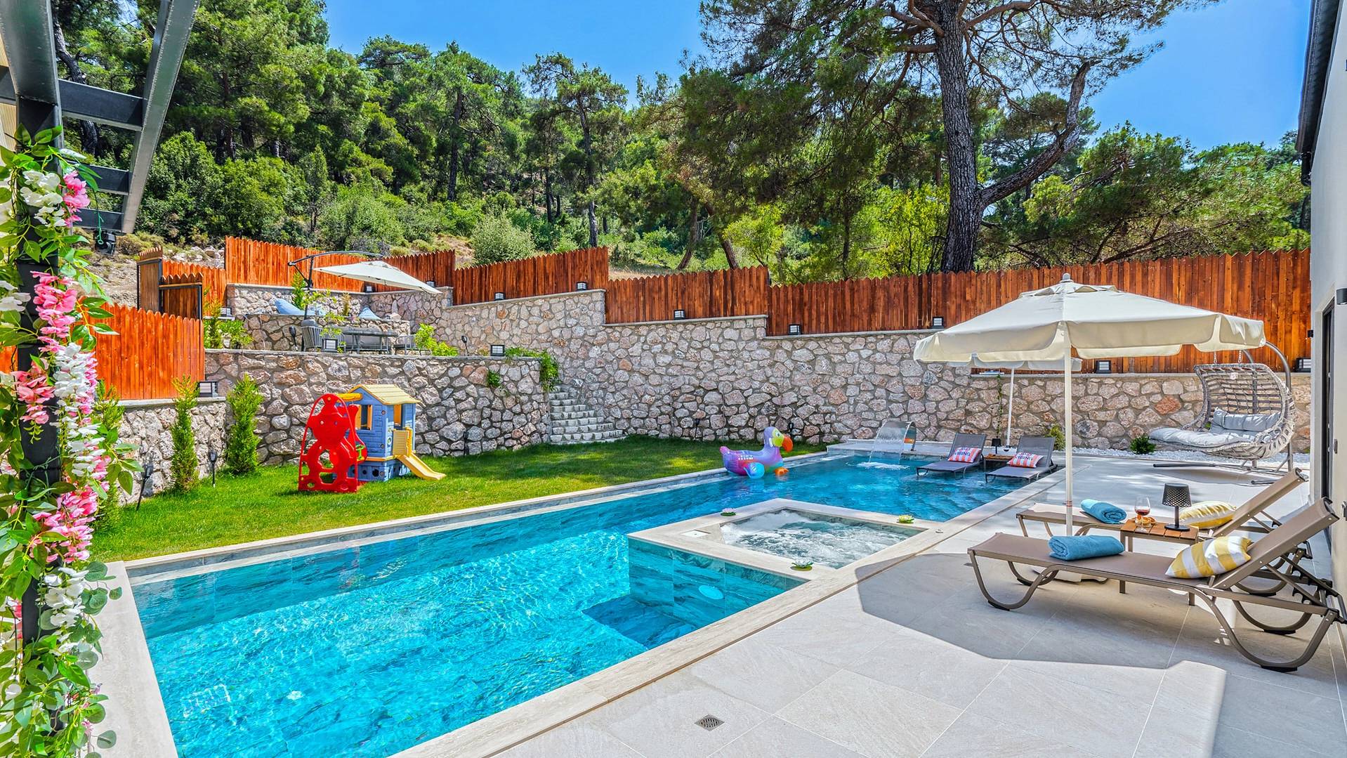 Kaş Sarıbelen'de Doğa İle İç İçe, Özel Havuzlu, Bahçeli Villa