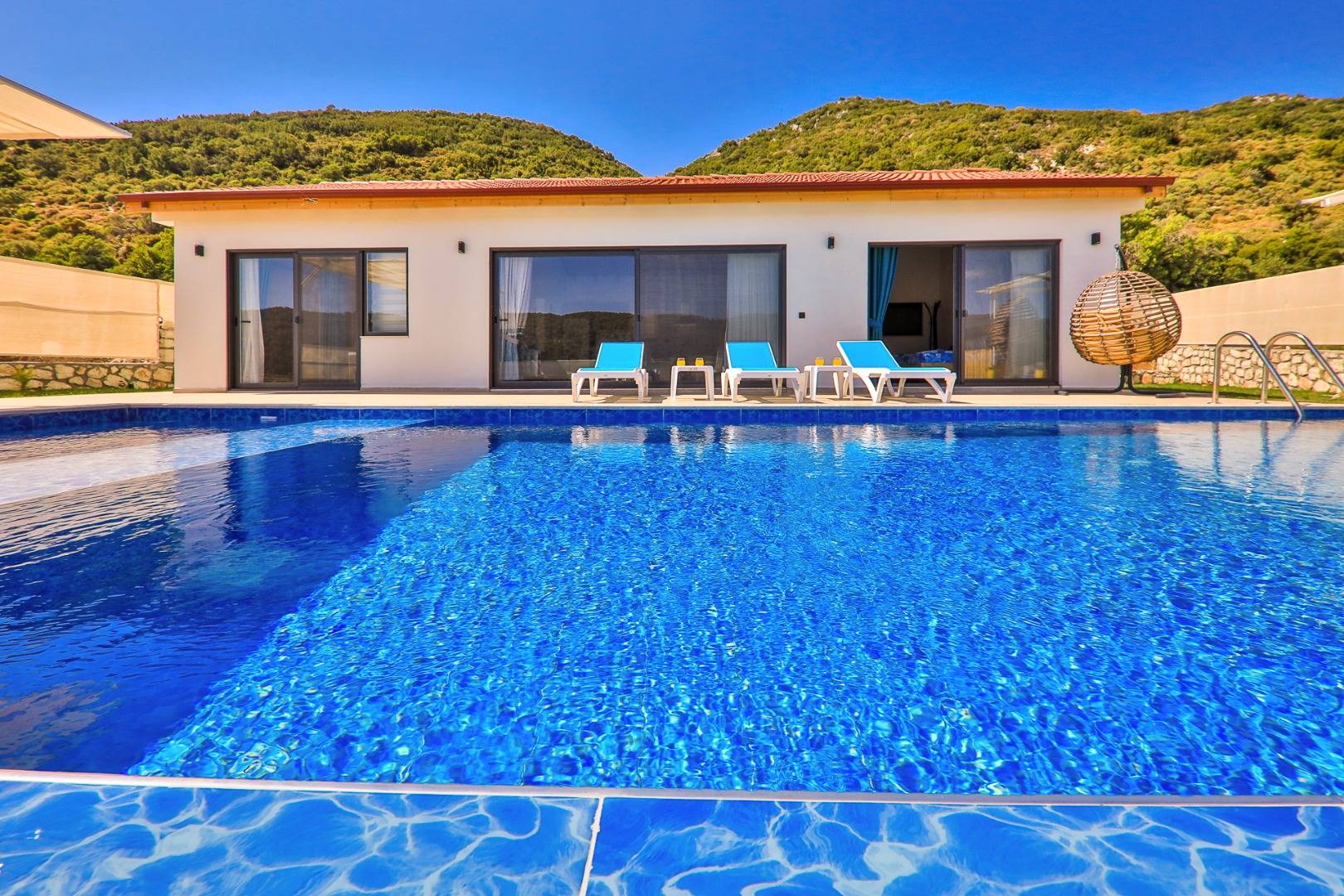 Kaş Sarıbelen'de Gözlerden Uzak Konumda, Özel Havuzlu, Muhafazakar Villa