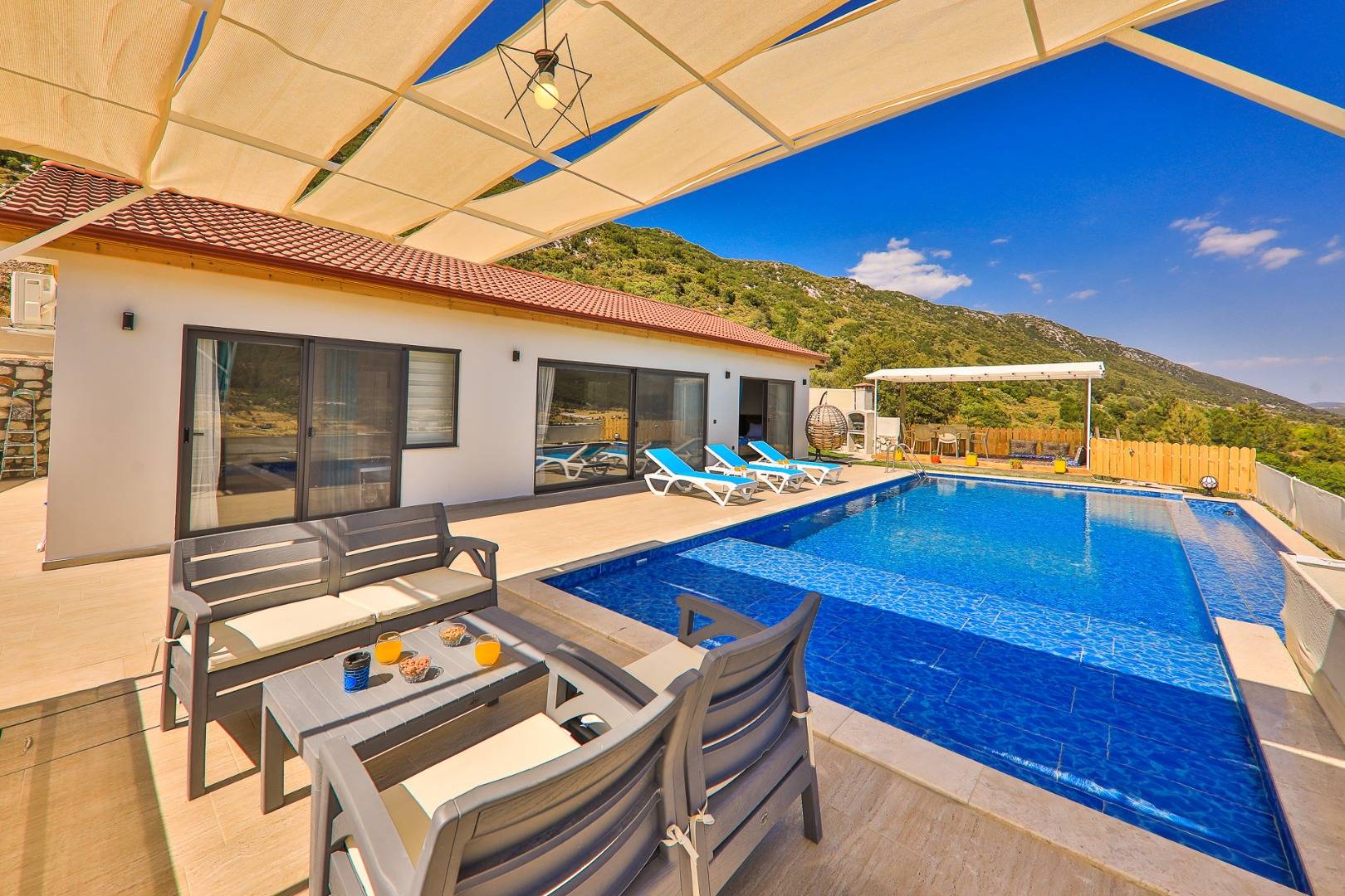 Kaş Sarıbelen'de Gözlerden Uzak Konumda, Özel Havuzlu, Muhafazakar Villa