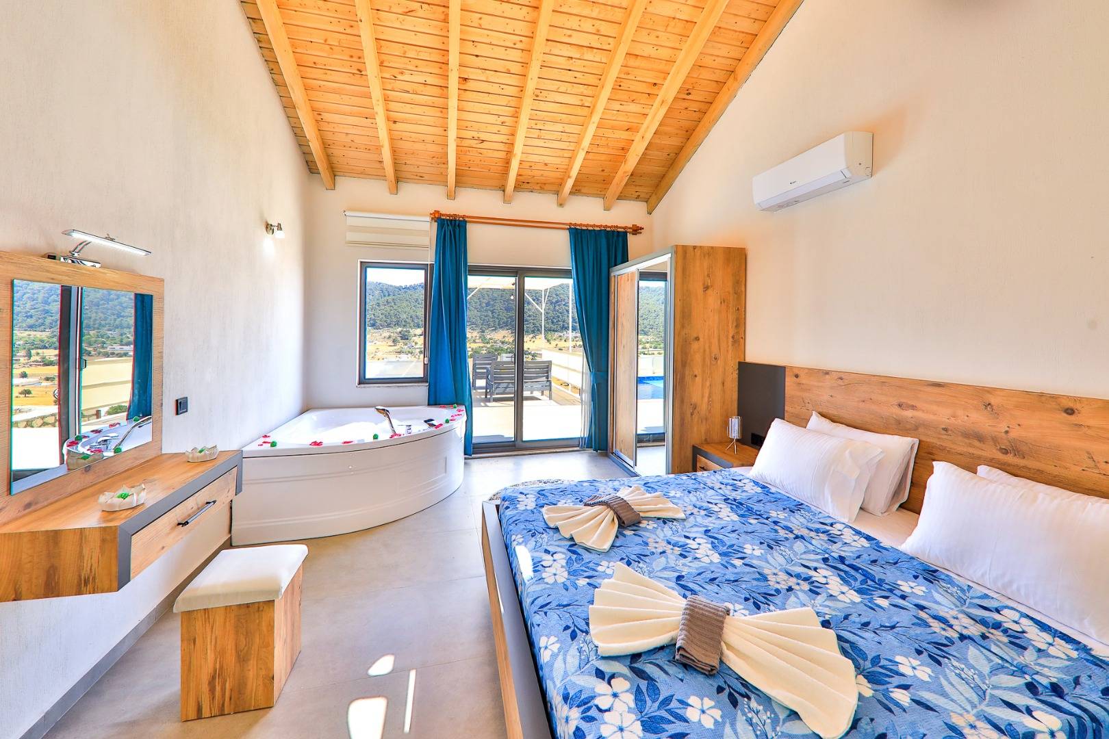 Kaş Sarıbelen'de Gözlerden Uzak Konumda, Özel Havuzlu, Muhafazakar Villa