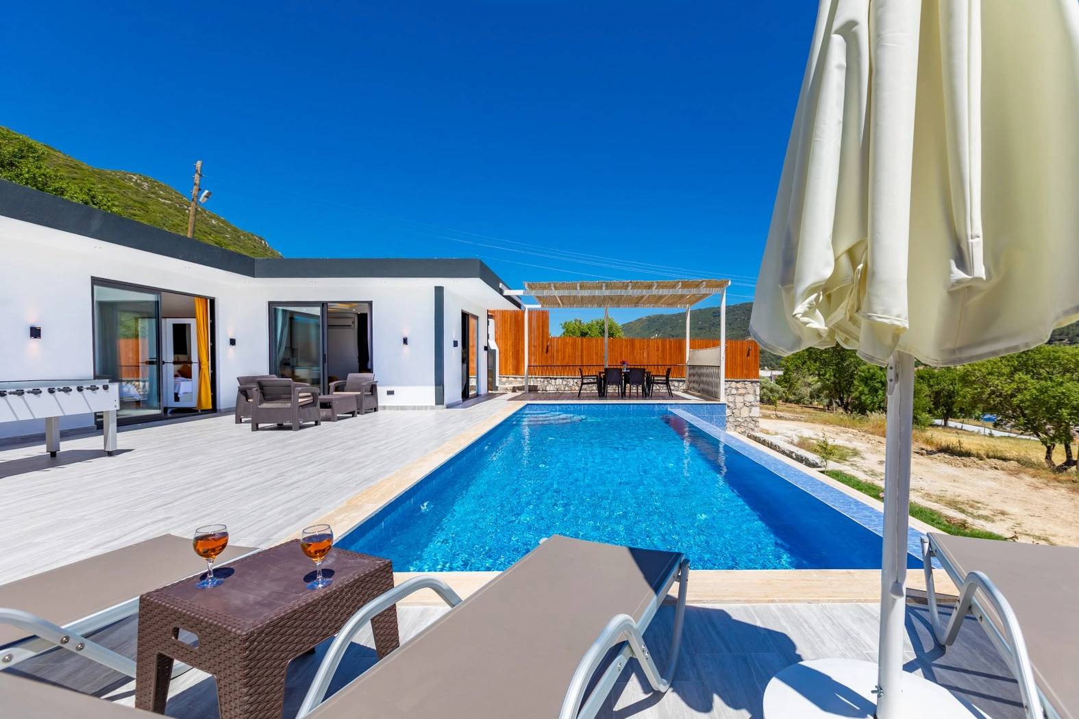 Kaş Sarıbelen'de Muhteşem Doğa Manzaralı, Özel Havuzlu, Lüks Villa