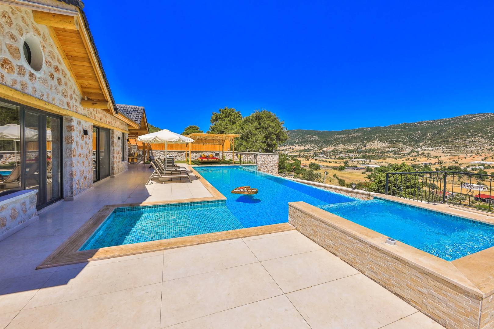 Kaş Sarıbelen'de Sakin Konumda, Özel Havuzlu, Taş Villa