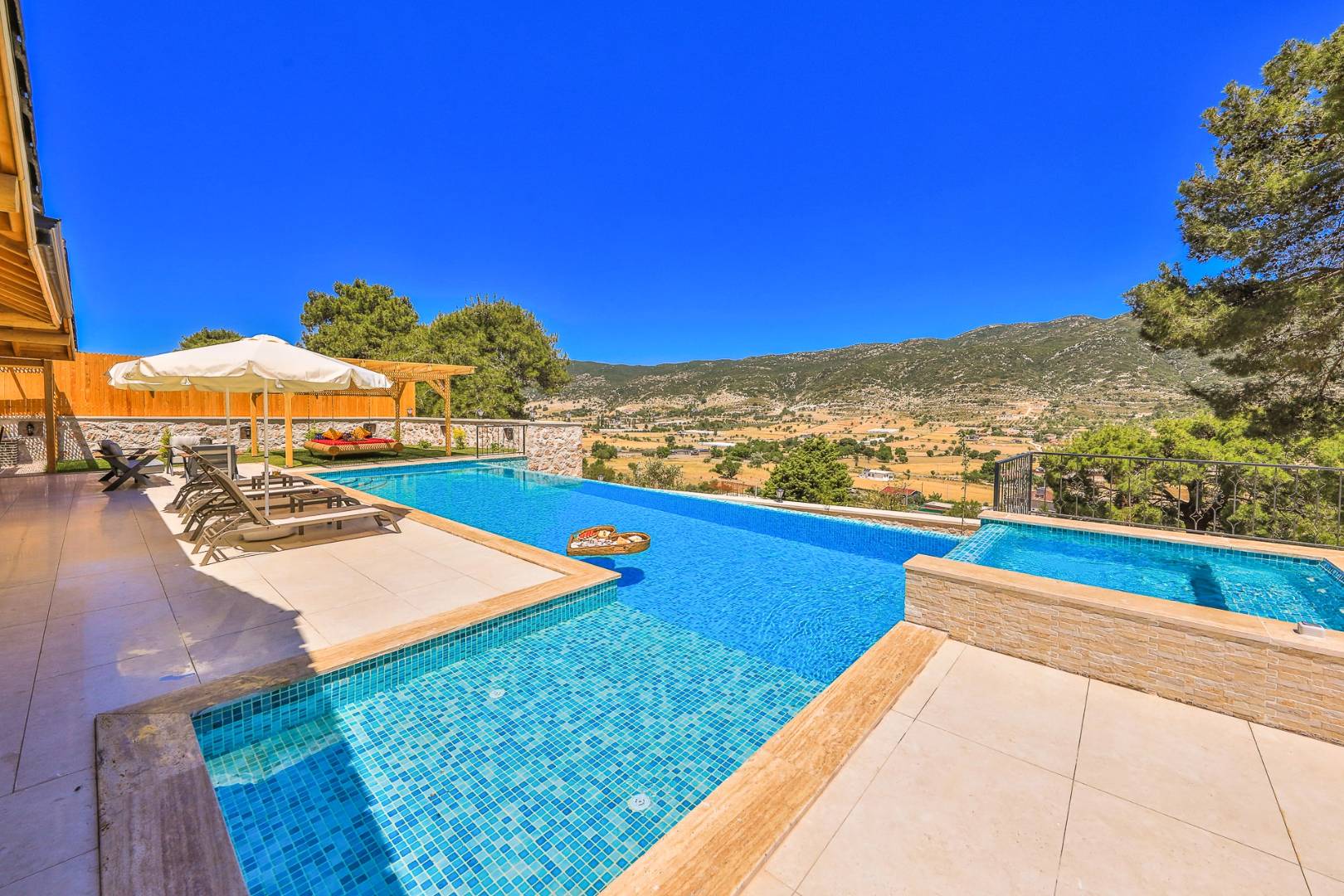 Kaş Sarıbelen'de Sakin Konumda, Özel Havuzlu, Taş Villa