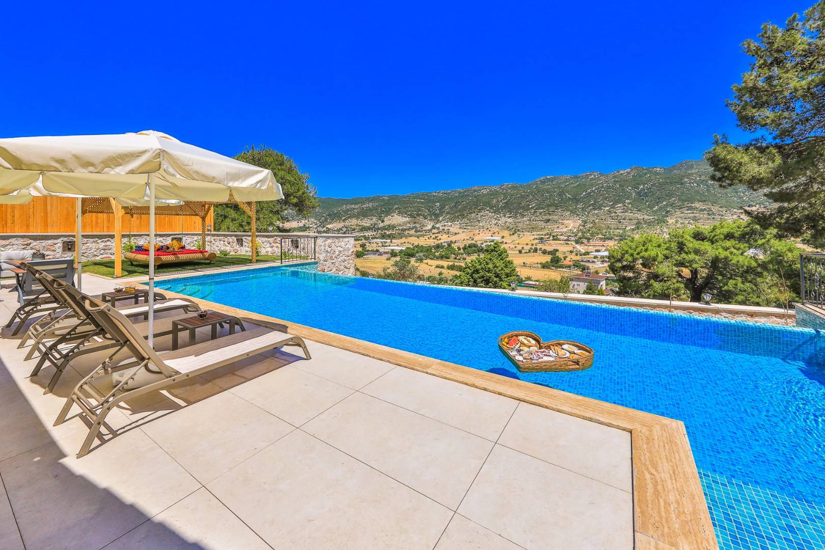 Kaş Sarıbelen'de Sakin Konumda, Özel Havuzlu, Taş Villa