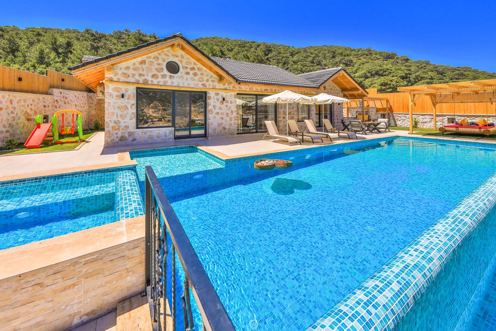 Kaş Sarıbelen'de Sakin Konumda, Özel Havuzlu, Taş Villa