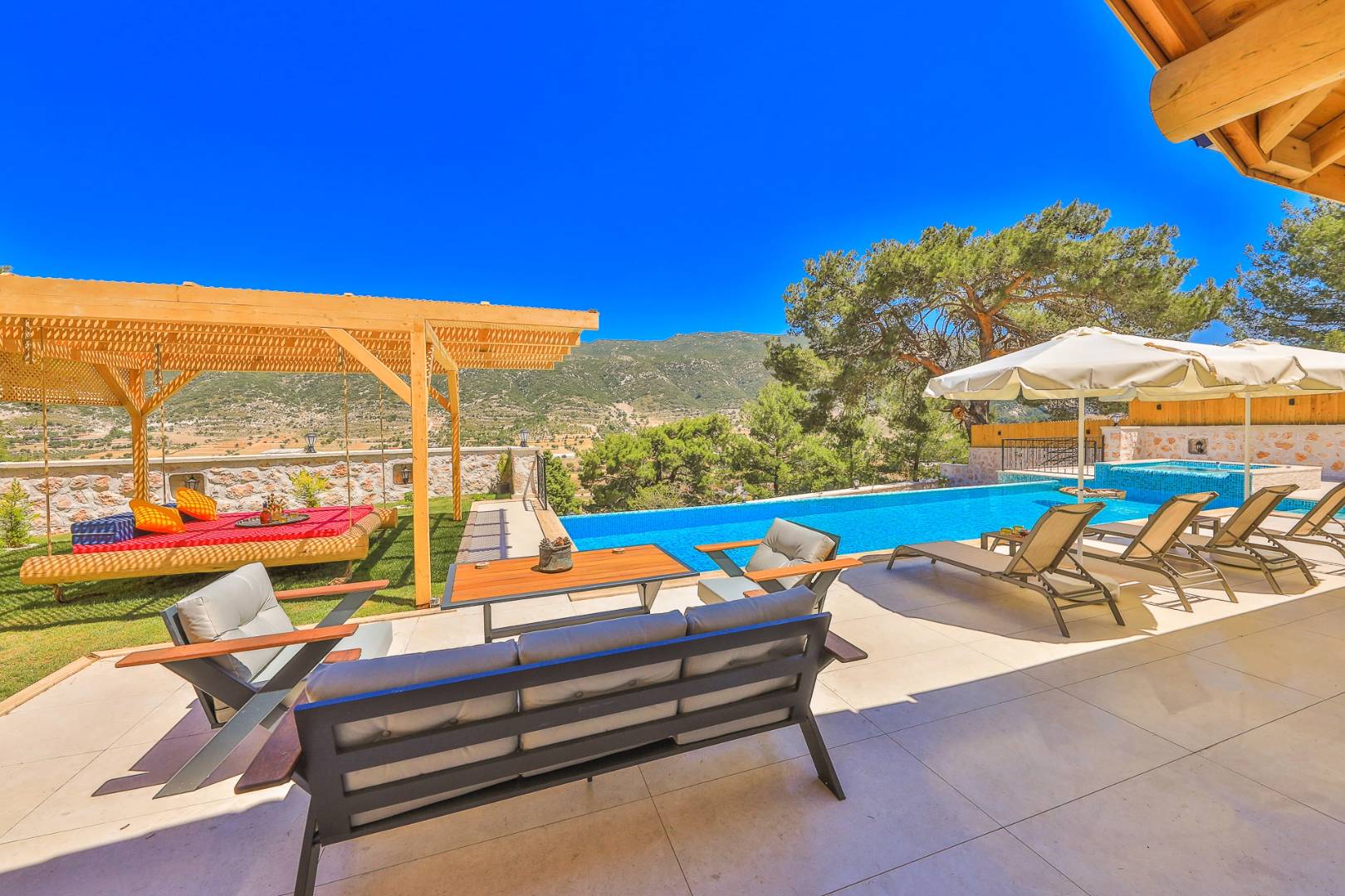 Kaş Sarıbelen'de Sakin Konumda, Özel Havuzlu, Taş Villa
