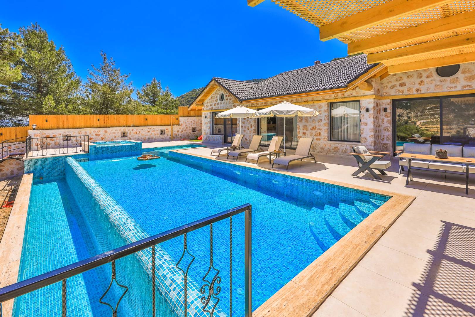 Kaş Sarıbelen'de Sakin Konumda, Özel Havuzlu, Taş Villa