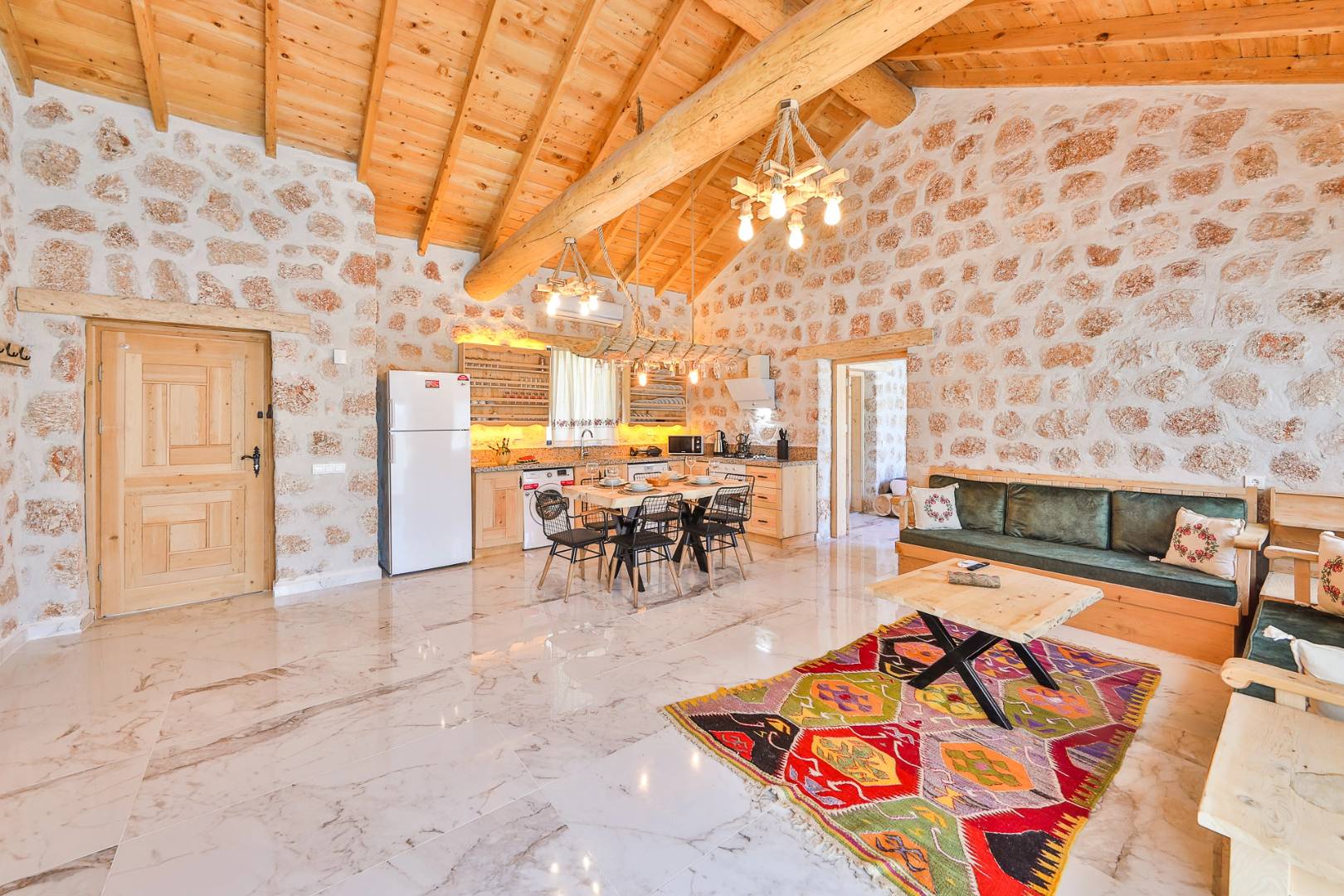 Kaş Sarıbelen'de Sakin Konumda, Özel Havuzlu, Taş Villa