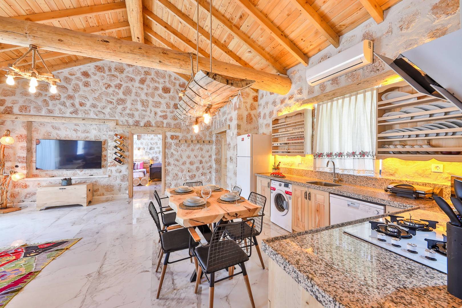 Kaş Sarıbelen'de Sakin Konumda, Özel Havuzlu, Taş Villa