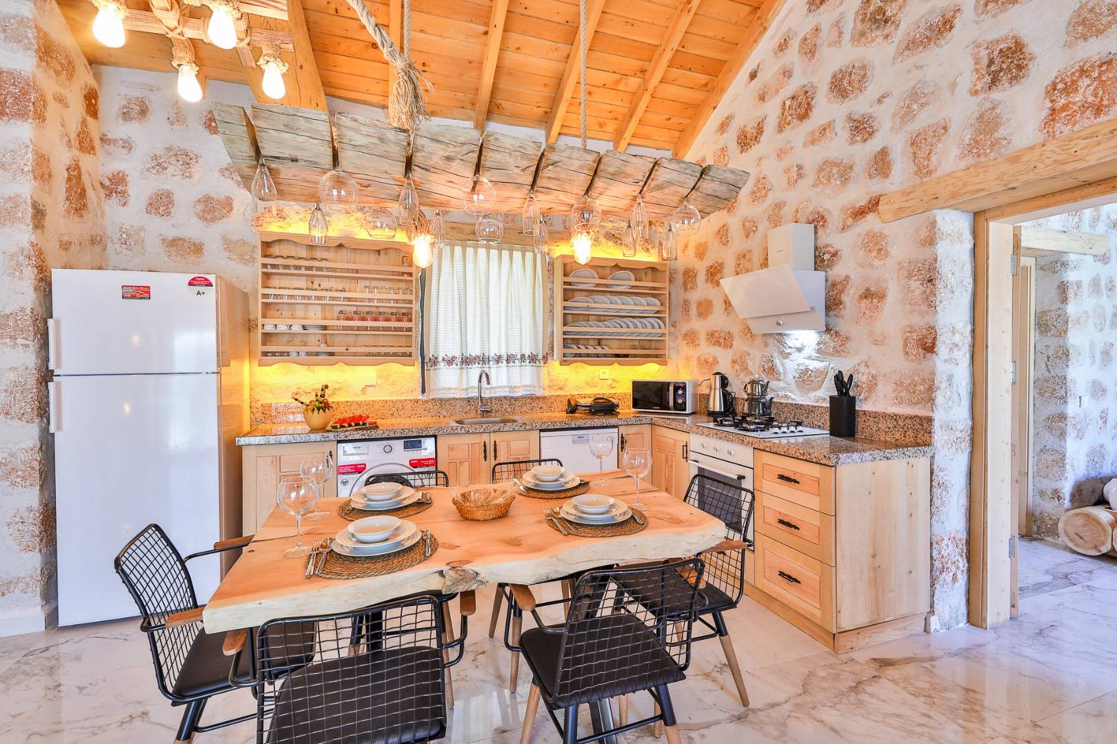 Kaş Sarıbelen'de Sakin Konumda, Özel Havuzlu, Taş Villa