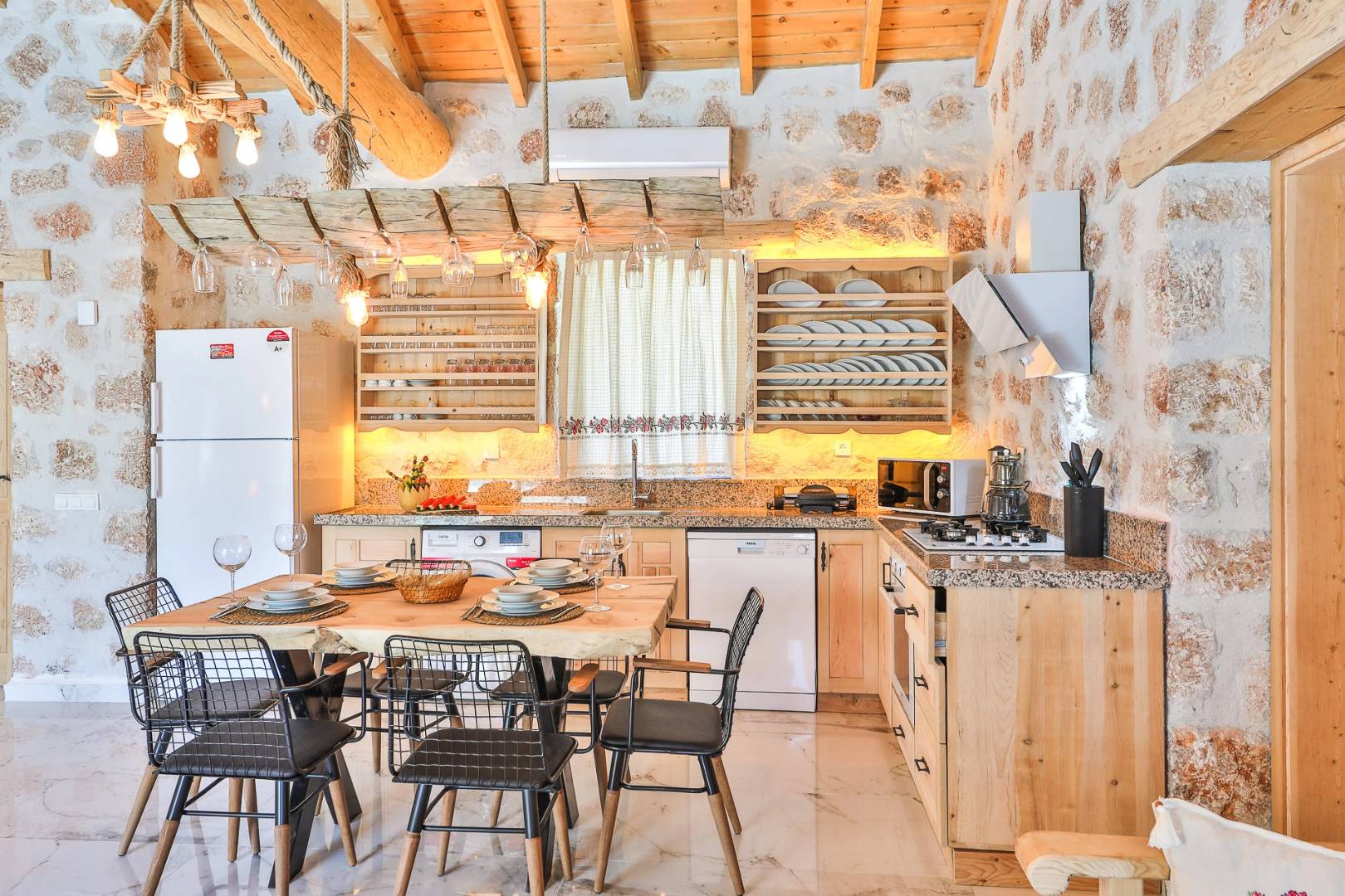 Kaş Sarıbelen'de Sakin Konumda, Özel Havuzlu, Taş Villa