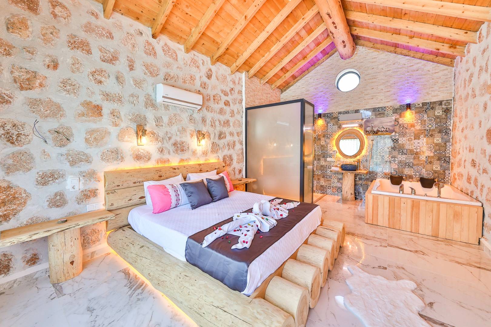 Kaş Sarıbelen'de Sakin Konumda, Özel Havuzlu, Taş Villa