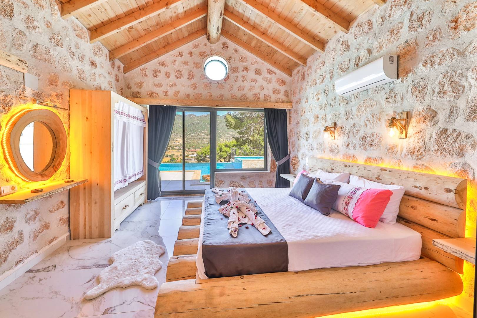 Kaş Sarıbelen'de Sakin Konumda, Özel Havuzlu, Taş Villa