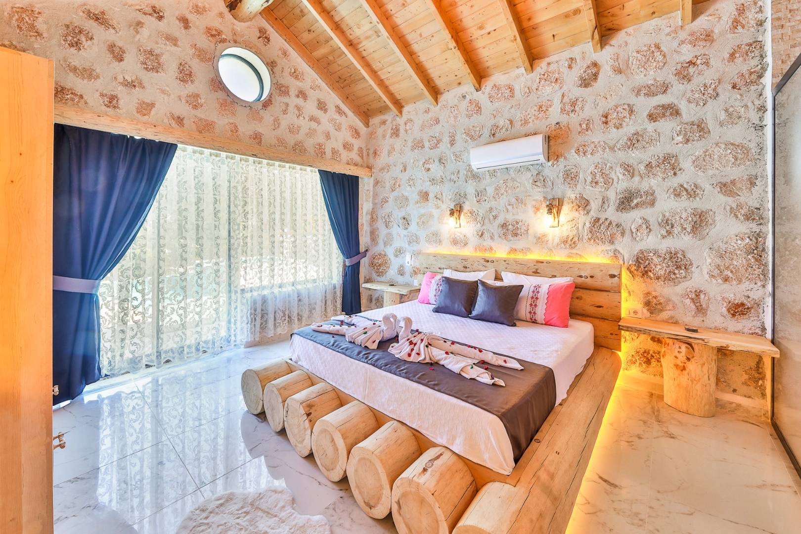 Kaş Sarıbelen'de Sakin Konumda, Özel Havuzlu, Taş Villa