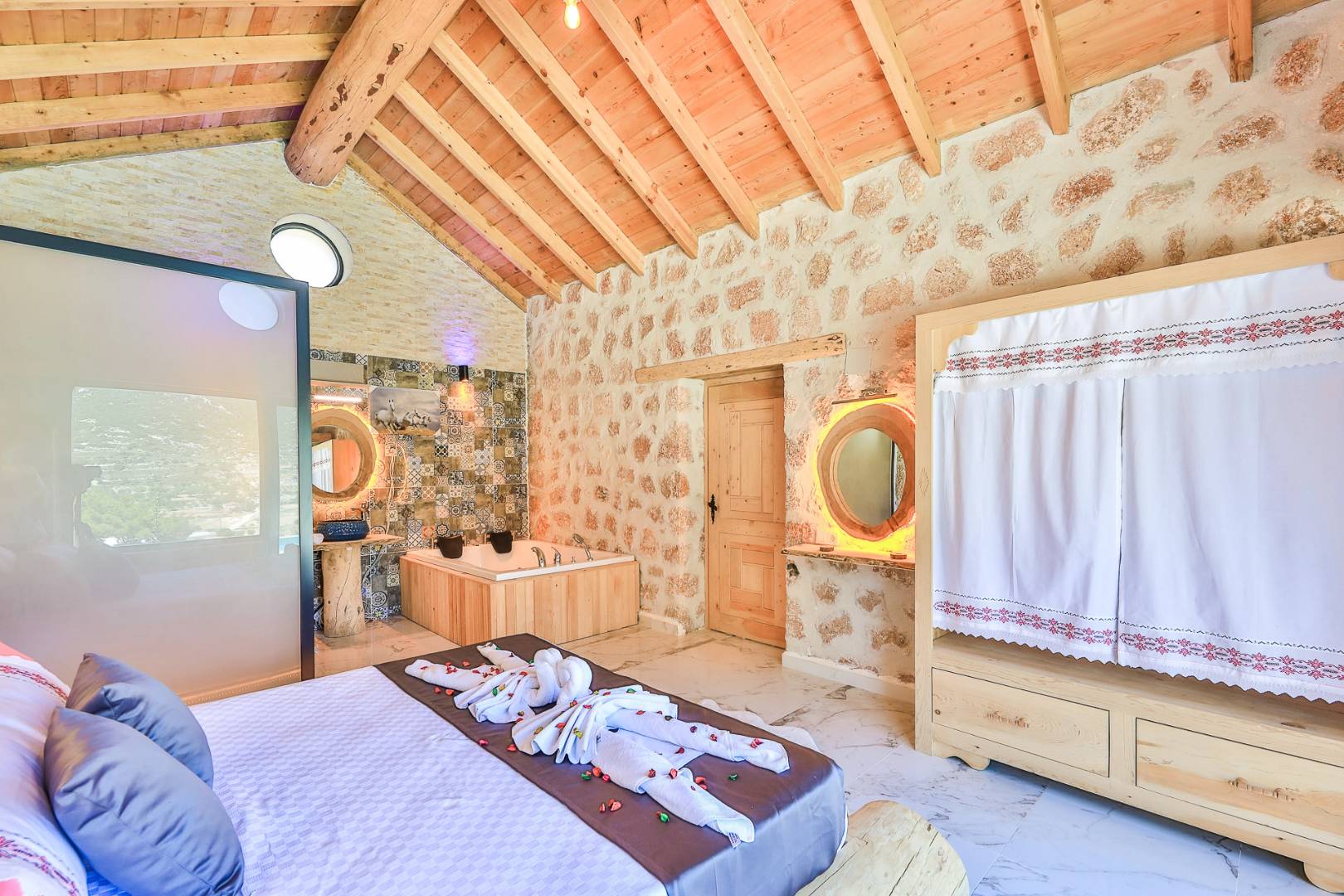 Kaş Sarıbelen'de Sakin Konumda, Özel Havuzlu, Taş Villa