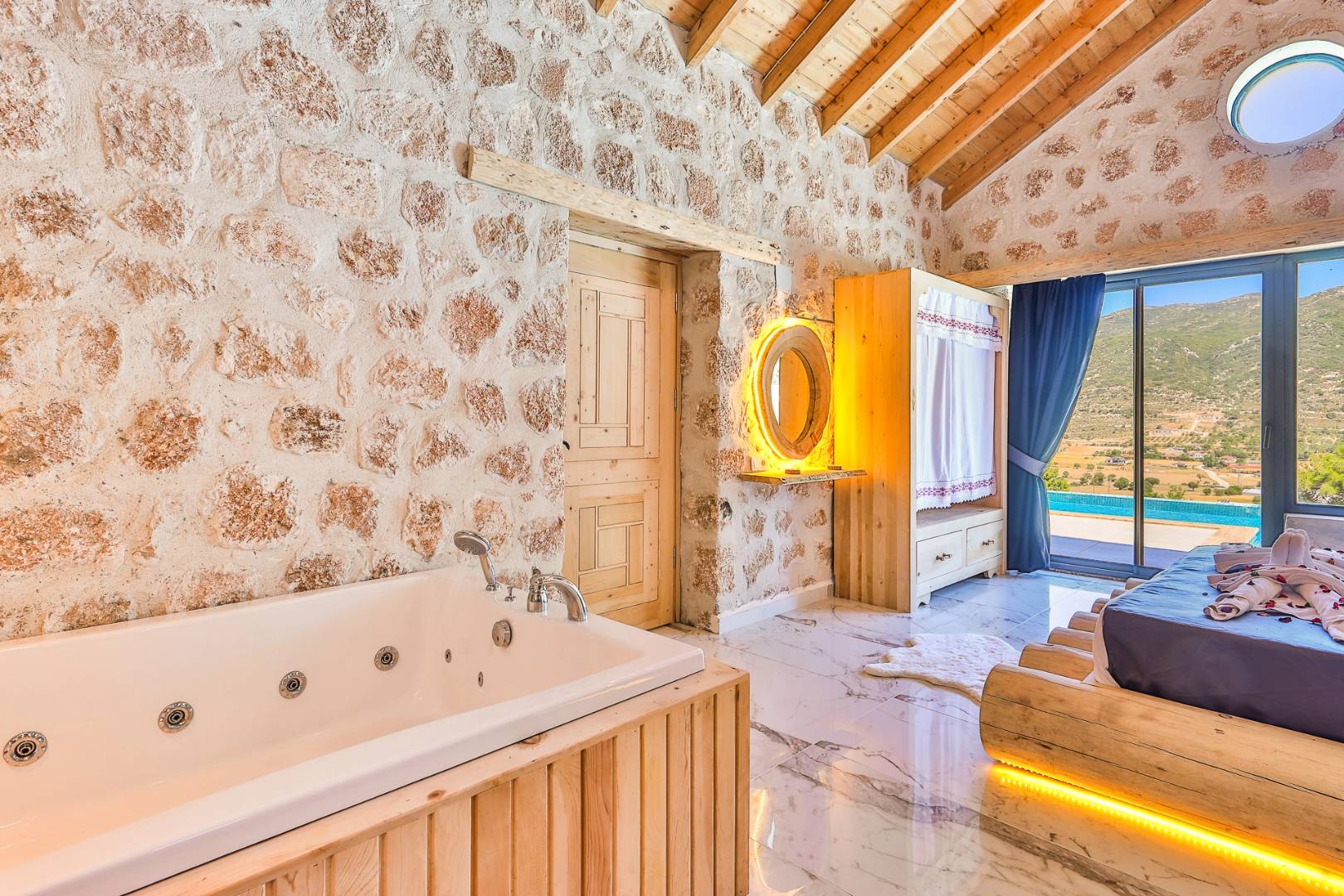 Kaş Sarıbelen'de Sakin Konumda, Özel Havuzlu, Taş Villa