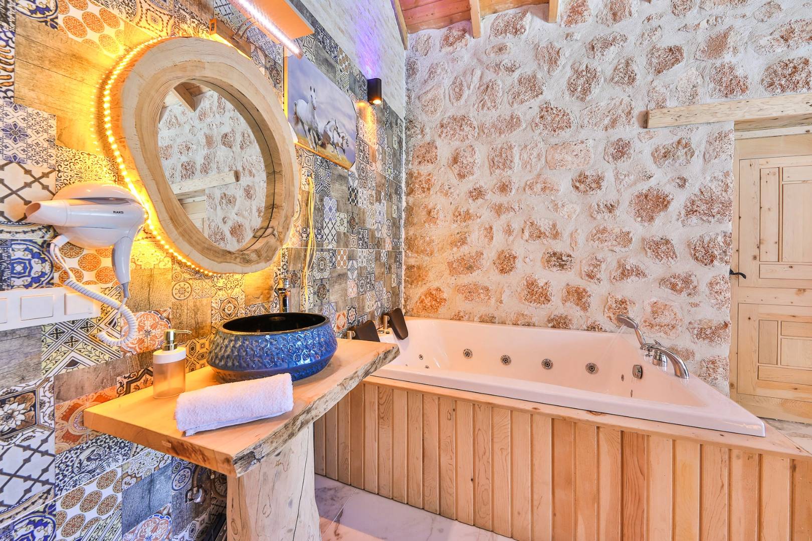 Kaş Sarıbelen'de Sakin Konumda, Özel Havuzlu, Taş Villa