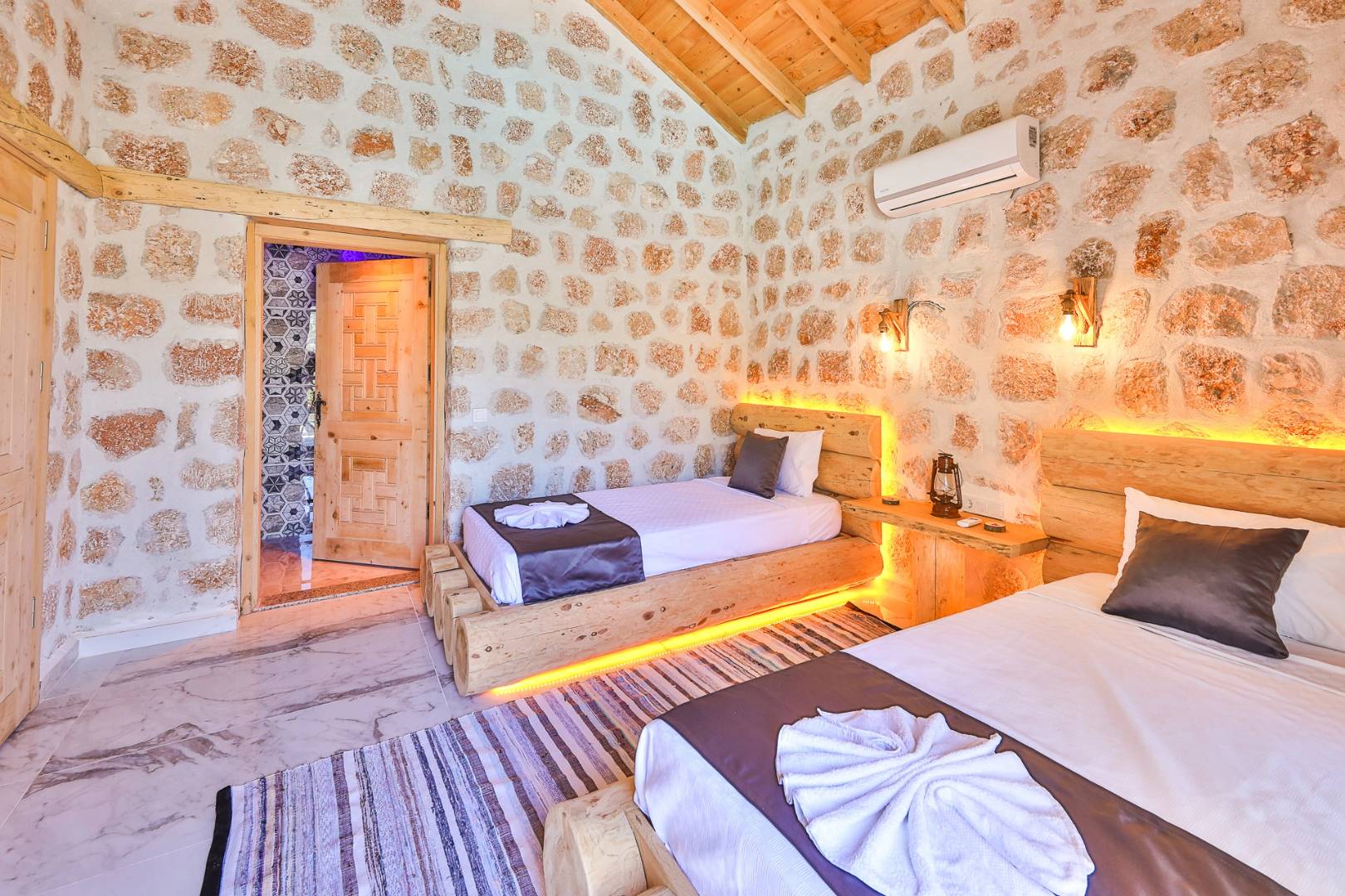 Kaş Sarıbelen'de Sakin Konumda, Özel Havuzlu, Taş Villa