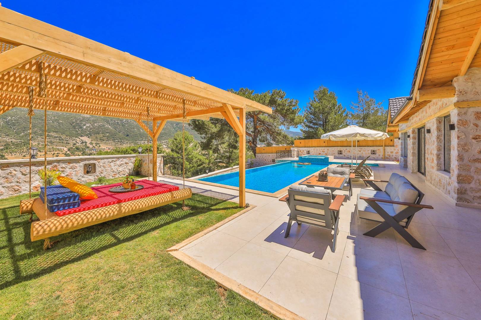 Kaş Sarıbelen'de Sakin Konumda, Özel Havuzlu, Taş Villa