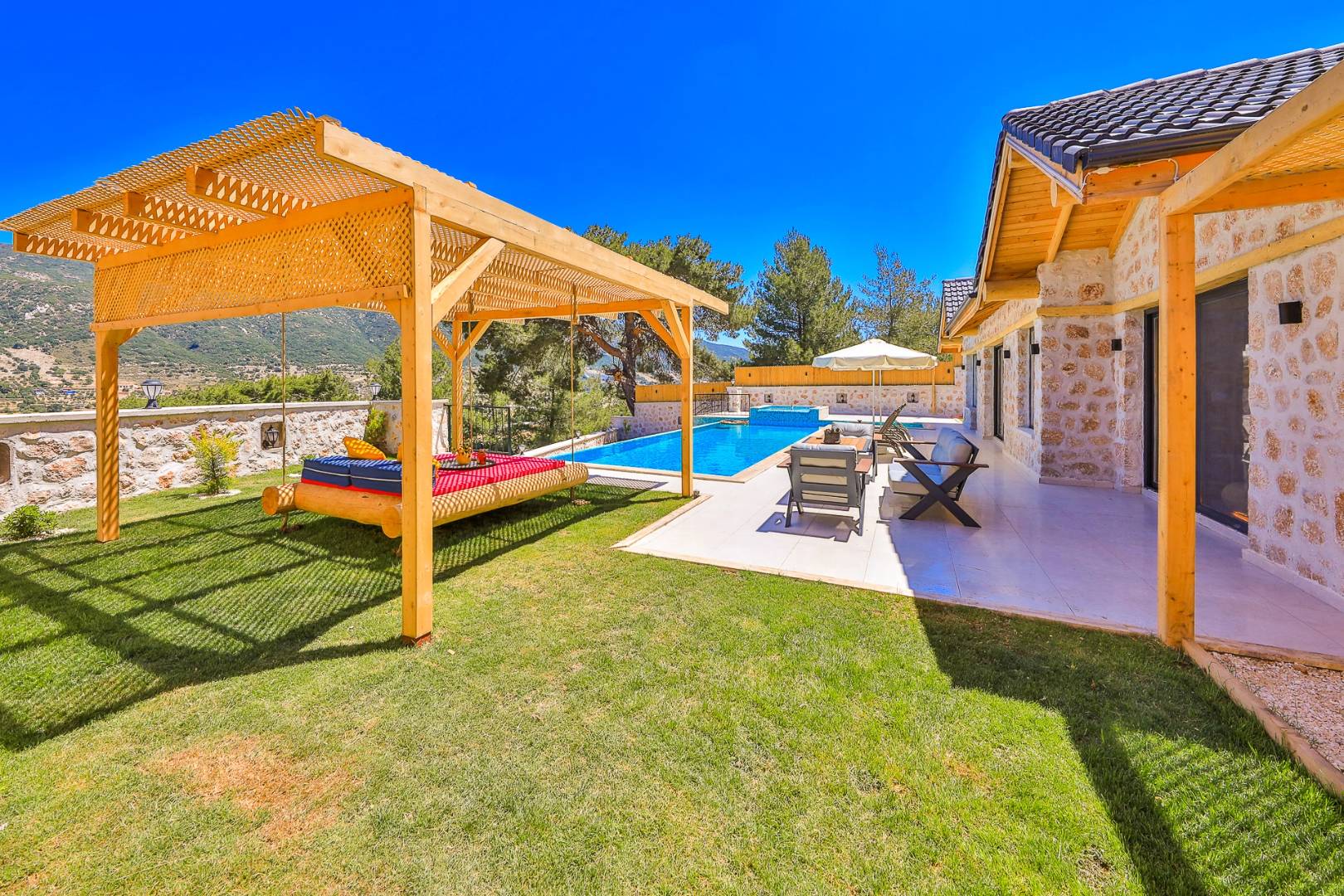 Kaş Sarıbelen'de Sakin Konumda, Özel Havuzlu, Taş Villa