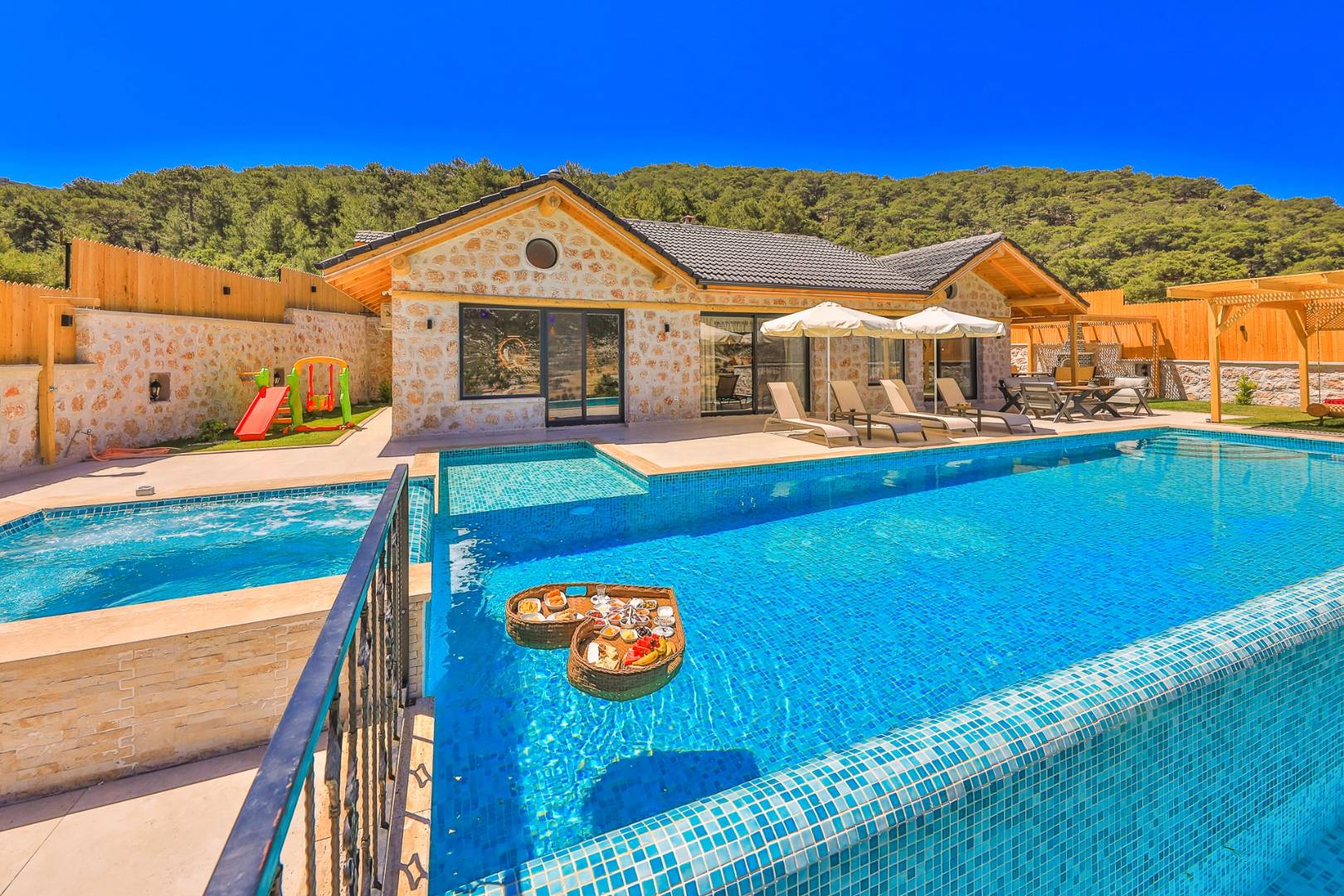 Kaş Sarıbelen'de Sakin Konumda, Özel Havuzlu, Taş Villa