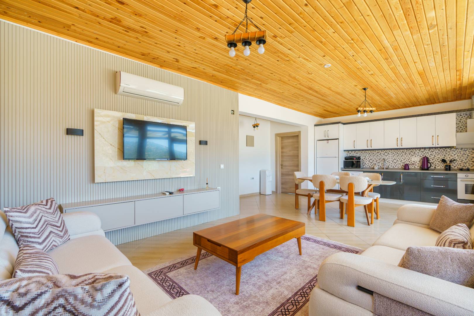 Kaş Ulugöl'de Doğa İçerisinde, Özel Havuzlu ve Jakuzili, Kiralık Villa
