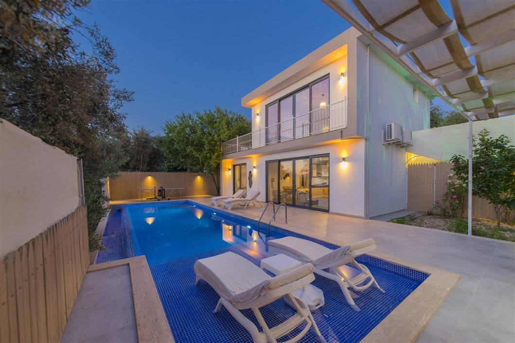 Kaş Üzümlü'de Çocuk Oyun Parklı, Jakuzili, Muhafazakar Villa