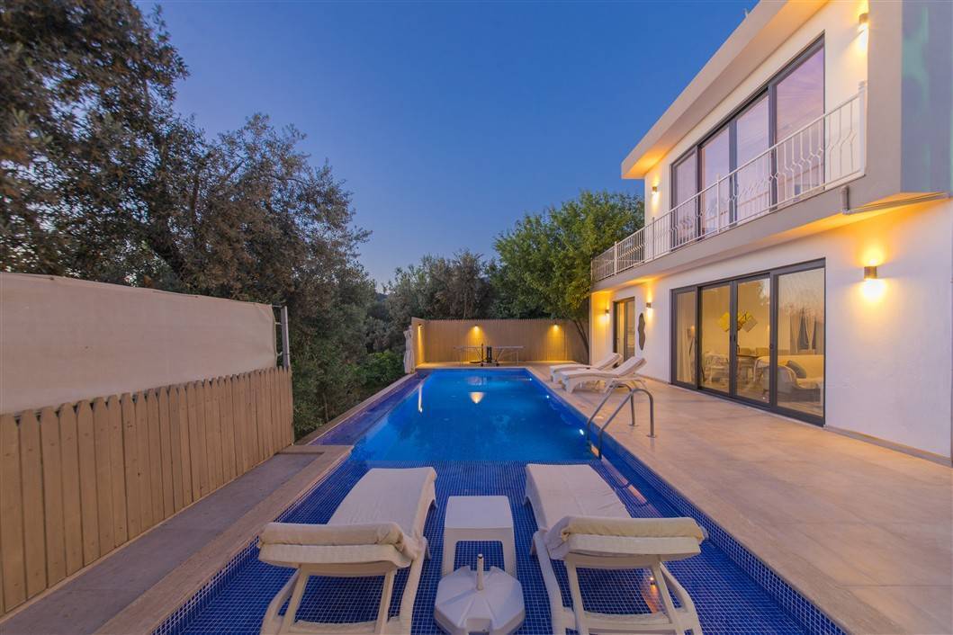 Kaş Üzümlü'de Çocuk Oyun Parklı, Jakuzili, Muhafazakar Villa