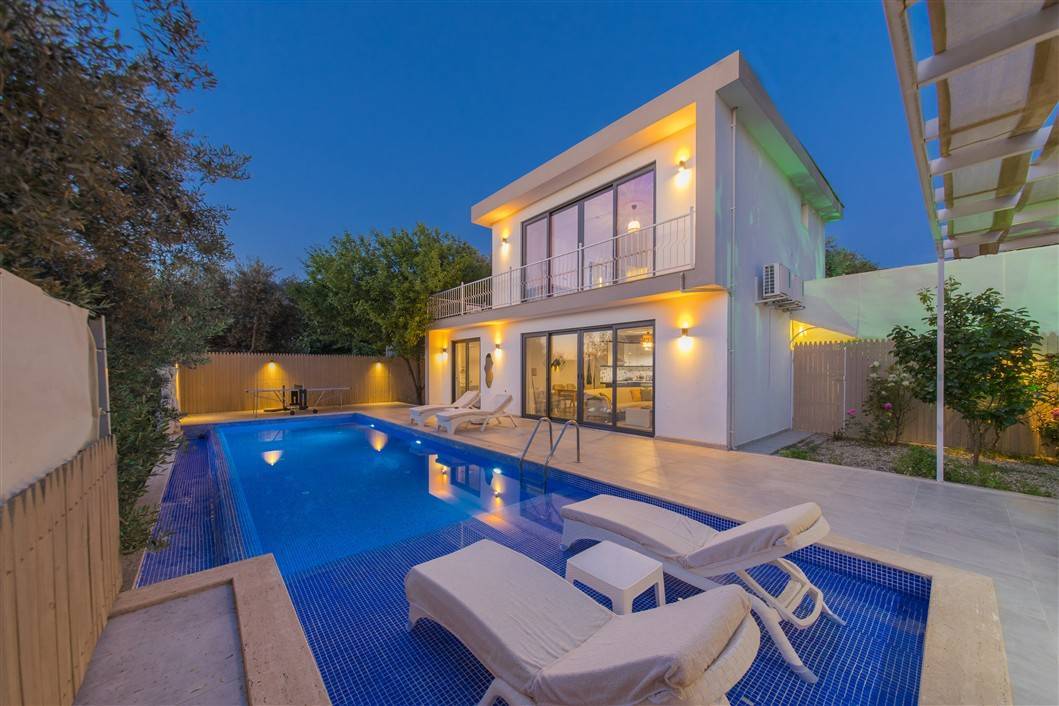 Kaş Üzümlü'de Çocuk Oyun Parklı, Jakuzili, Muhafazakar Villa
