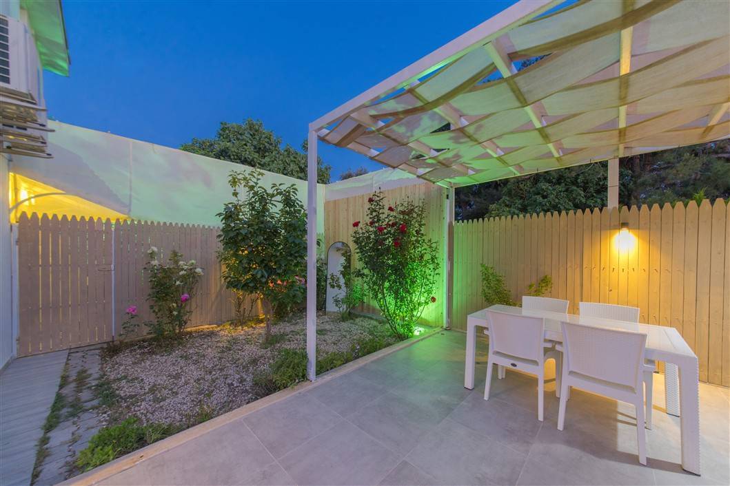 Kaş Üzümlü'de Çocuk Oyun Parklı, Jakuzili, Muhafazakar Villa