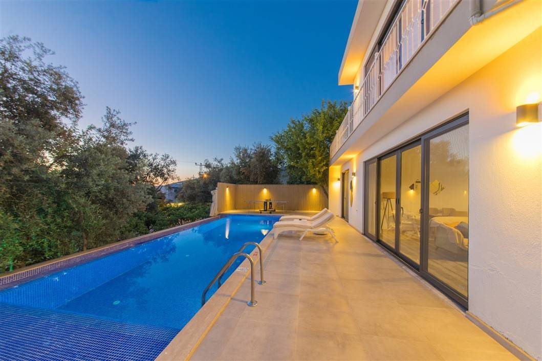 Kaş Üzümlü'de Çocuk Oyun Parklı, Jakuzili, Muhafazakar Villa
