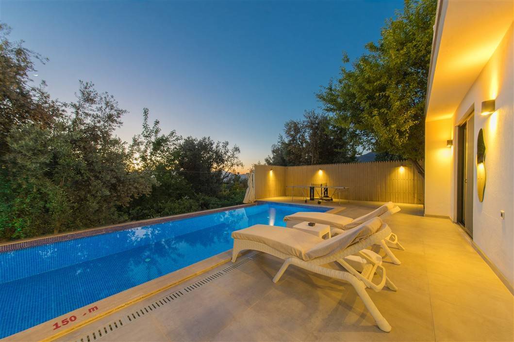 Kaş Üzümlü'de Çocuk Oyun Parklı, Jakuzili, Muhafazakar Villa