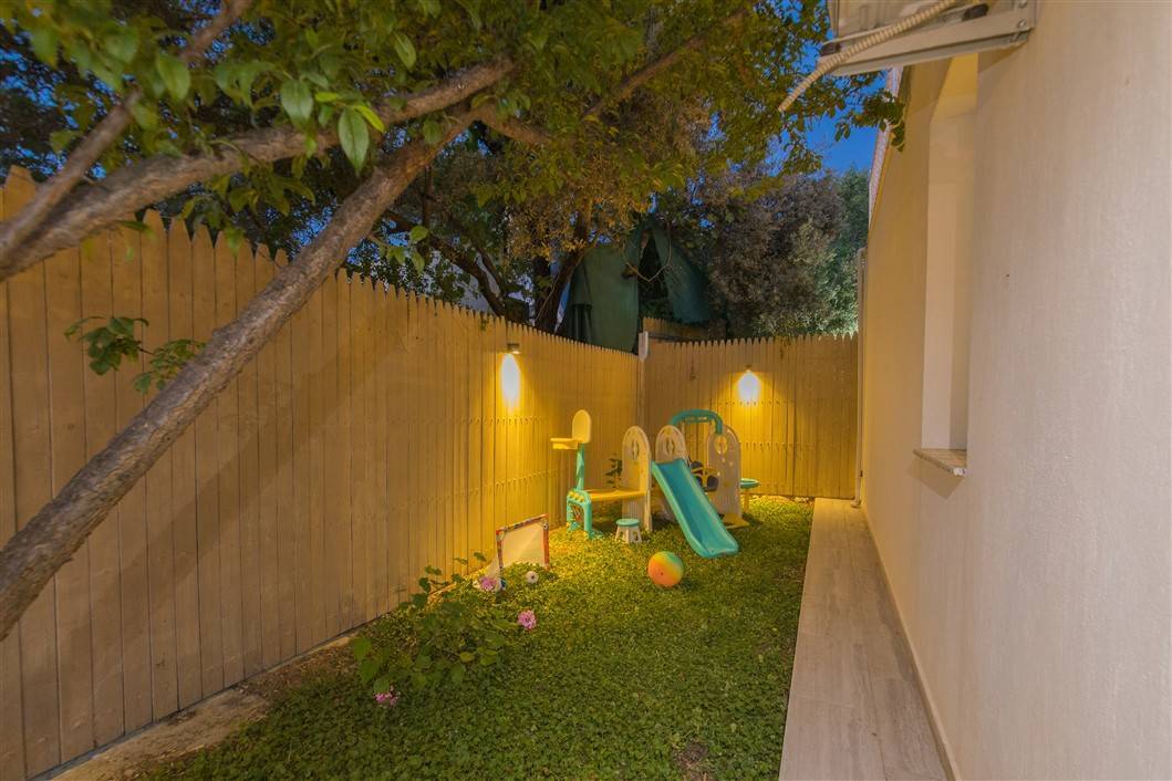 Kaş Üzümlü'de Çocuk Oyun Parklı, Jakuzili, Muhafazakar Villa