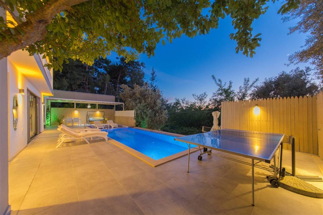 Kaş Üzümlü'de Çocuk Oyun Parklı, Jakuzili, Muhafazakar Villa